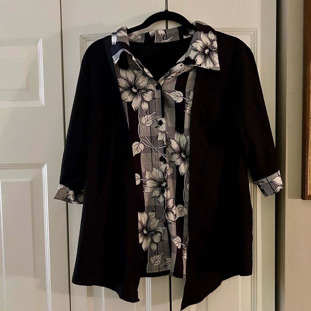 Women’s Minimalist Black & White Collared Shirt W/ 3/4 Sleeves and Floral Design